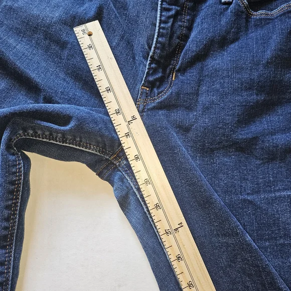 Levi's 525 Perfect Waist Straight Women's Jeans in Dark Blue - Picture 5 of 13